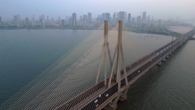 印度马哈拉施特拉邦孟买，班德拉沃利海上连接桥上的交通鸟瞰图，背景为孟买天际线