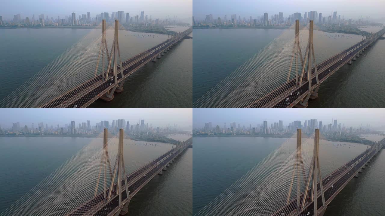 印度马哈拉施特拉邦孟买，班德拉沃利海上连接桥上的交通鸟瞰图，背景为孟买天际线
