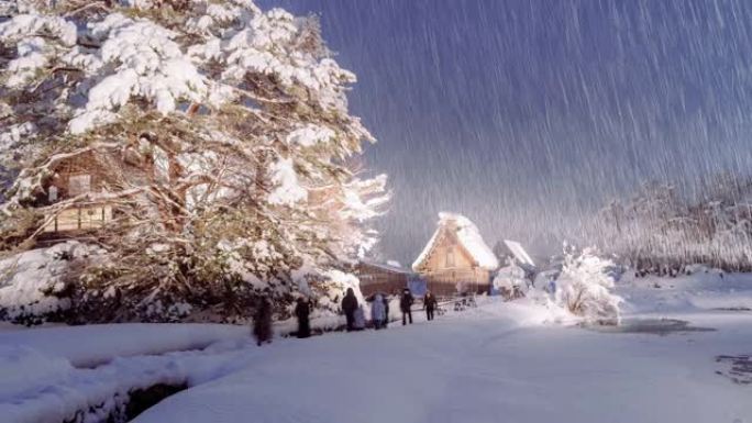 夜间在Shirakawago村下雪