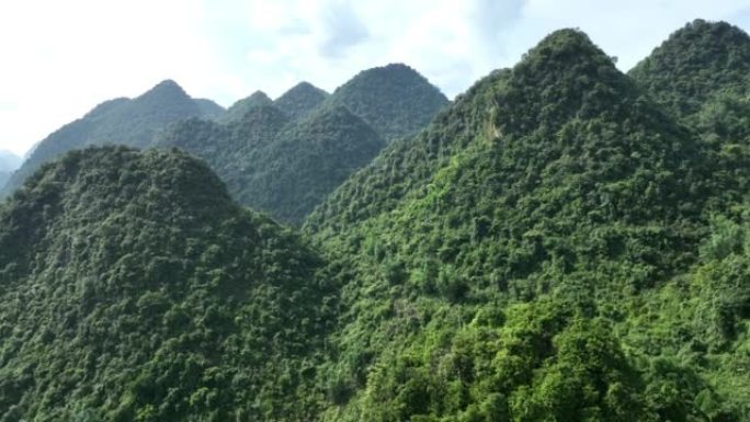 越南曹邦Trung Khanh区Phong Nam的稻田和千山奇形山的空中无人机视图