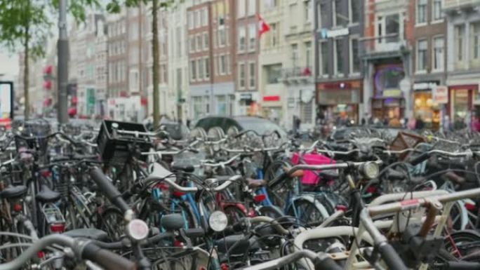 阿姆斯特丹停放了很多自行车