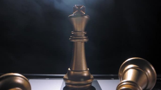 国际象棋棋盘上的金王最后幸存者，背后的戏剧性烟雾