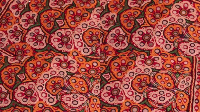 印度拉贾斯坦邦市场上带有镜子和贝壳的多色民族腰带，ahir传统手工或手工艺品刺绣