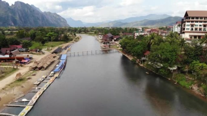 两名游客在穿过万维恩村的河上划独木舟的惊人鸟瞰图。万维位于老挝万象以北。