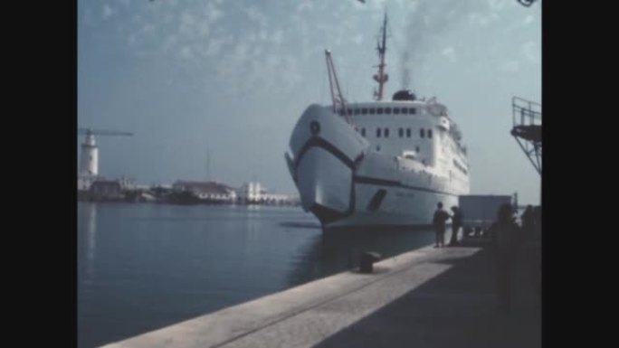 西班牙1979，游轮抵达港口