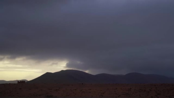 摩洛哥阿特拉斯山脉的移动云层延时