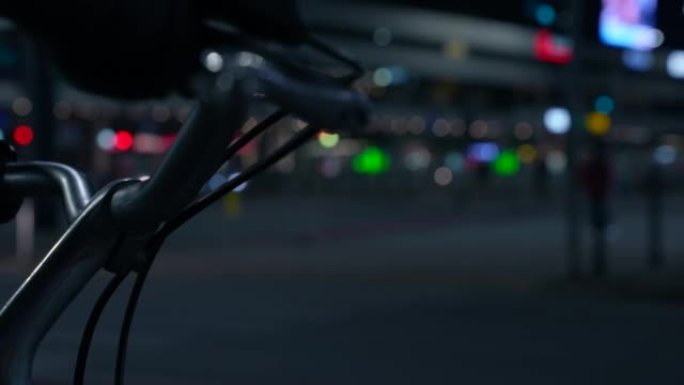 自行车和夜晚的城市氛围。夜间城市灯光。