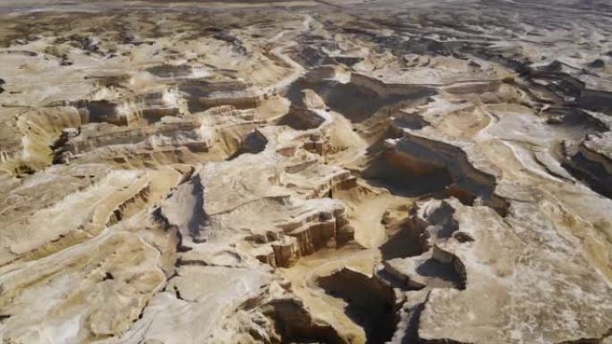 位于约旦河西岸的犹太沙漠鸟瞰图。死海荒芜的海岸。沙漠的背景。沙漠中的沙质石峡谷。一片贫瘠的土地。Mi