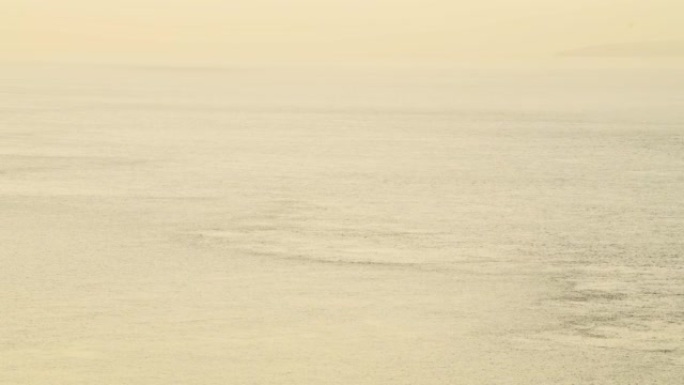 空中无人机视图平静的橙色日落海洋海景背景广阔的海洋与复制空间，平静的静水