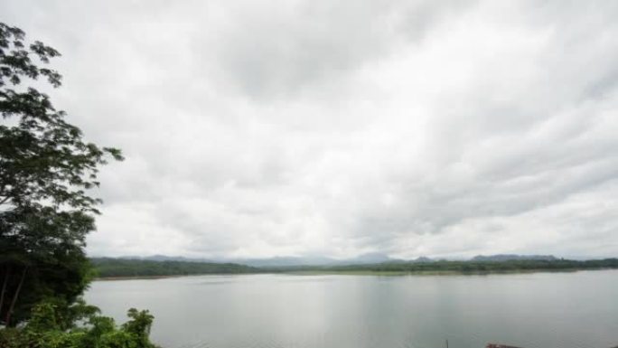 宁静的湖泊，天空多云，延时视频