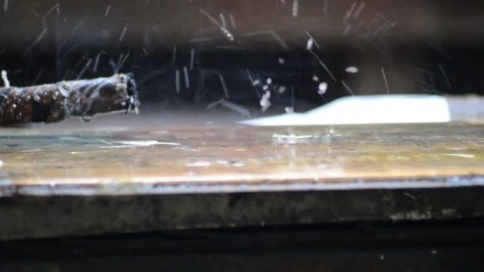 木板上的雨滴
