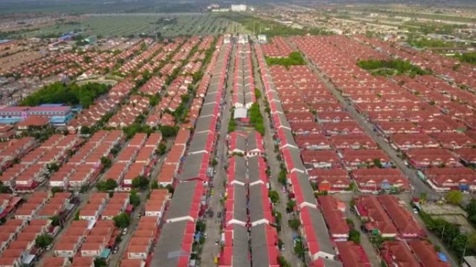 在人口过多的城市中被高密度村庄包围的郊区地区进行空中无人机拍摄，用于住房和房地产物业概念