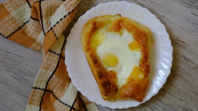装满苏古尼奶酪和鸡蛋的面团船。Adjarian khachapuri。传统格鲁吉亚美食。