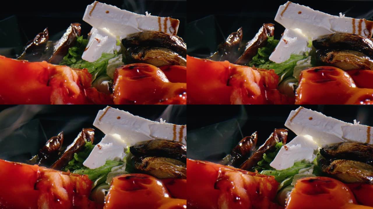 烤土豆配切成薄片的番茄，沙拉和羊乳酪，上面覆盖着酱汁-关闭旋转