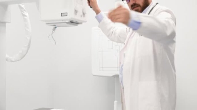 放射科医生用手示意病人进行x光检查。高质量4k镜头