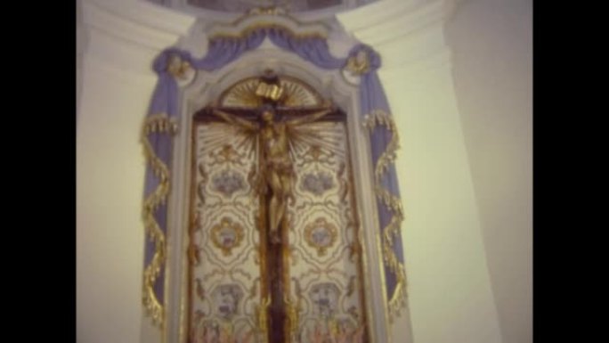 意大利1983，室内耶稣受难像教堂