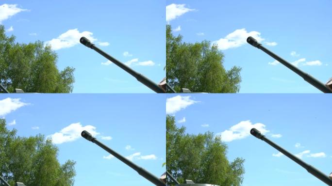 榴弹炮的枪管指向湛蓝的天空