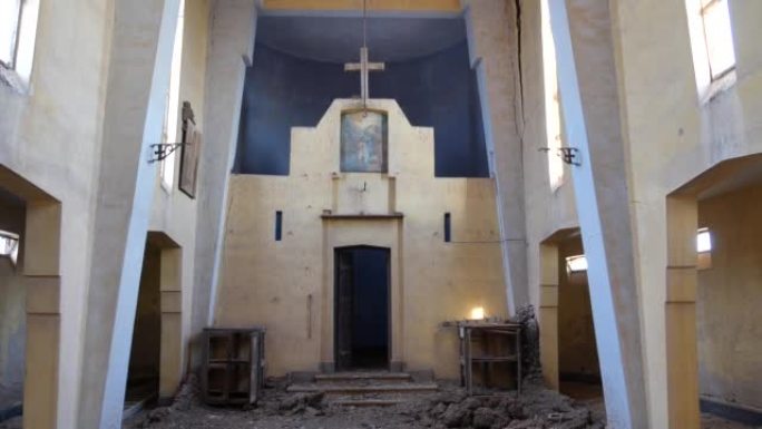 战争结束后，城市战争摧毁了带有子弹孔的教堂