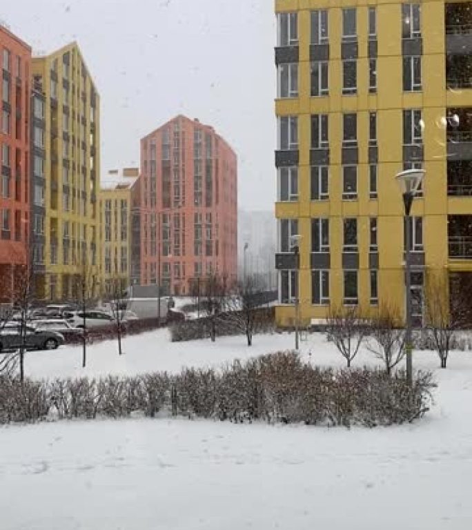 雪中的城市，镇上的慢动作下雪