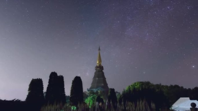 星夜在神圣的寺庙上空移动。