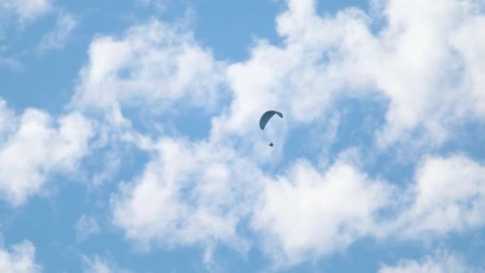 蓝天上云层前降落伞的特写镜头。冒险爱好者在天空中滑翔伞。印度喜马偕尔邦马纳利的探险活动。喜欢滑翔伞的