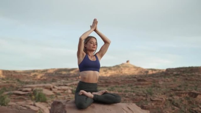 沙漠瑜伽-她与自然融为一体