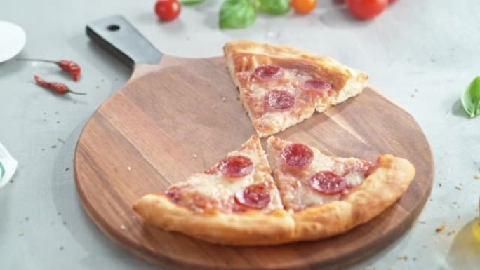 意大利辣香肠比萨饼切片从木制托盘中一个接一个地消失