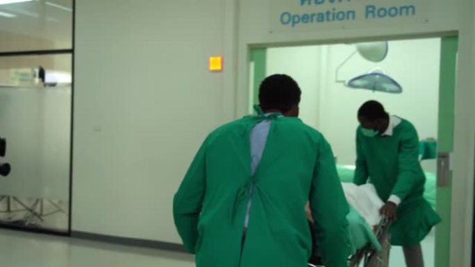 急诊室工作人员将昏迷的病人冲进手术室