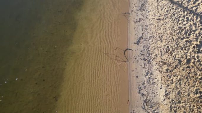 冬季沙箱的沙滩景观。无人机的垂直视图。沿海地区有干净的水。涟漪将纹理复制到沙子中。水蚀，低海拔，步行