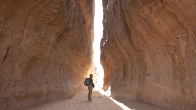 成熟的男性摄影师走在Jabal Ithlib, Hegra