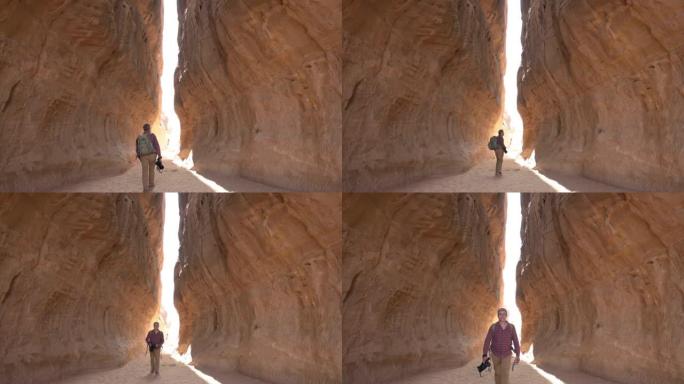 成熟的男性摄影师走在Jabal Ithlib, Hegra