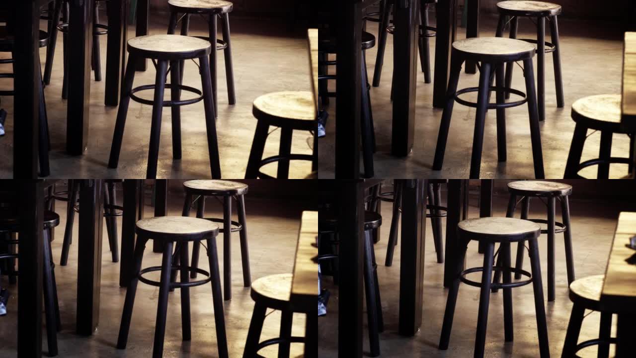 餐厅里的酒吧椅 -- 没有人