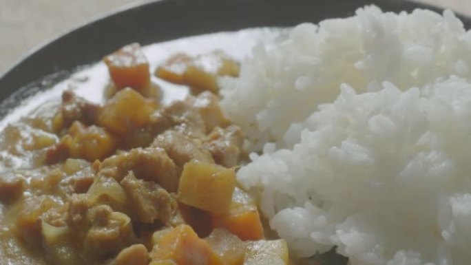 日本咖喱配黑布塔猪肉和米饭