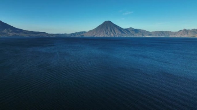 危地马拉阿蒂特兰湖的鸟瞰图