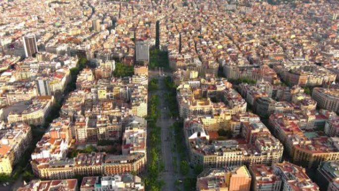 鸟瞰图的格拉西亚大道主要街道在巴塞罗那在夏天的一天，在日出。西班牙加泰罗尼亚