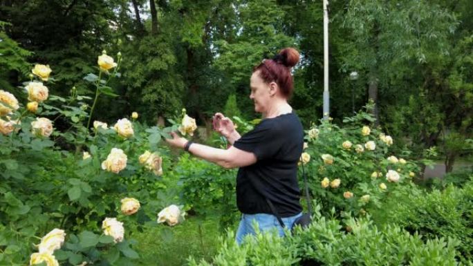 女人用手机拍花