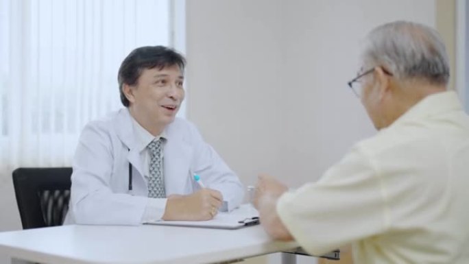 医生和病人正在讨论疾病诊断的症状问题咨询