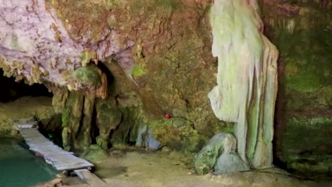 惊人的蓝色绿松石水和石灰岩洞穴污水坑cenote墨西哥。