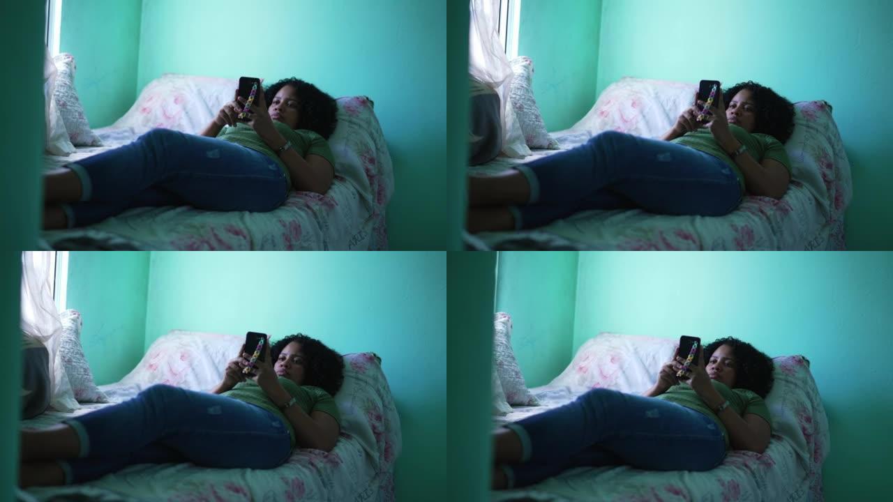 偷情的女孩躺在家里的床上看手机
