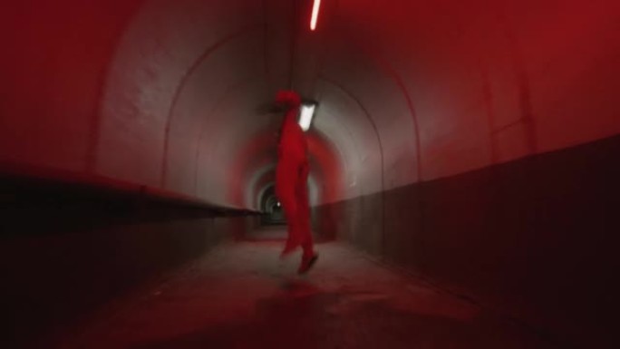 跑酷运动员在混凝土隧道中自由行驶