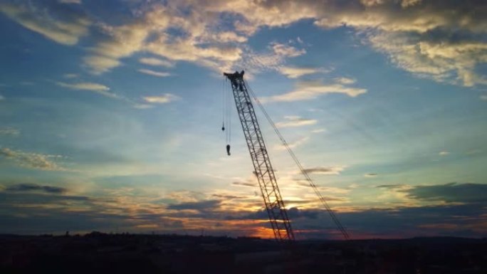 巴西圣保罗阿拉拉斯。2022年4月15日。场景显示了雀巢工业园区的马尼托瓦克起重机，巴西天空美丽，4