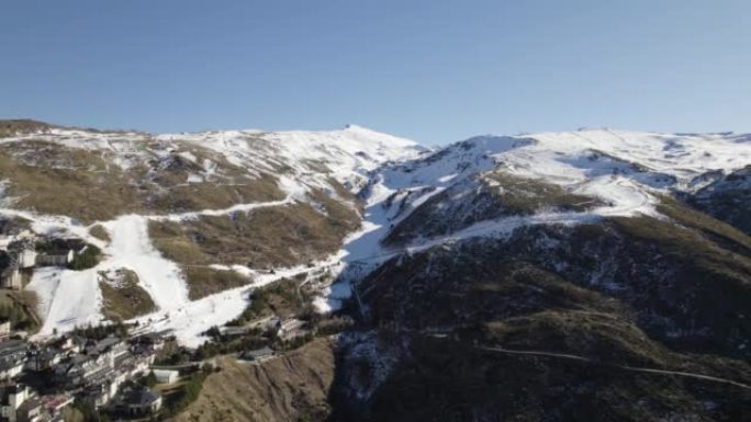 西班牙格拉纳达内华达山脉滑雪场陡峭的积雪覆盖的斜坡