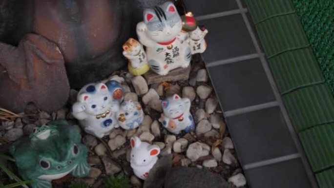 日本荞麦面店前展示的Maneki neko猫娃娃