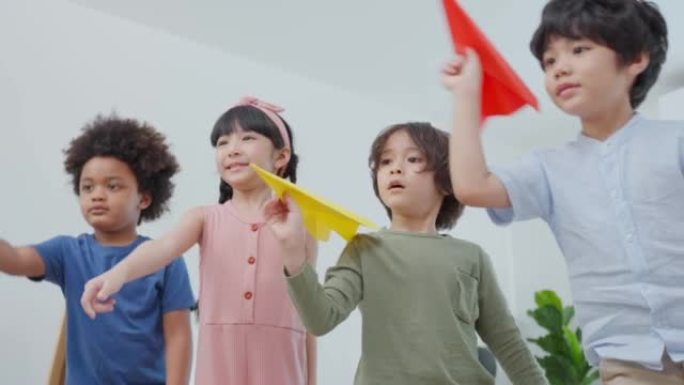 幼儿学生在学校一起玩耍的混血群体。幼儿园的小女孩和小男孩朋友在幼儿园课间休息时花时间玩玩具时感到快乐