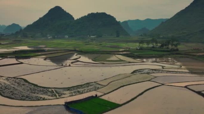 越南曹邦Trung Khanh区Phong Nam的稻田和千山奇形山的空中无人机视图