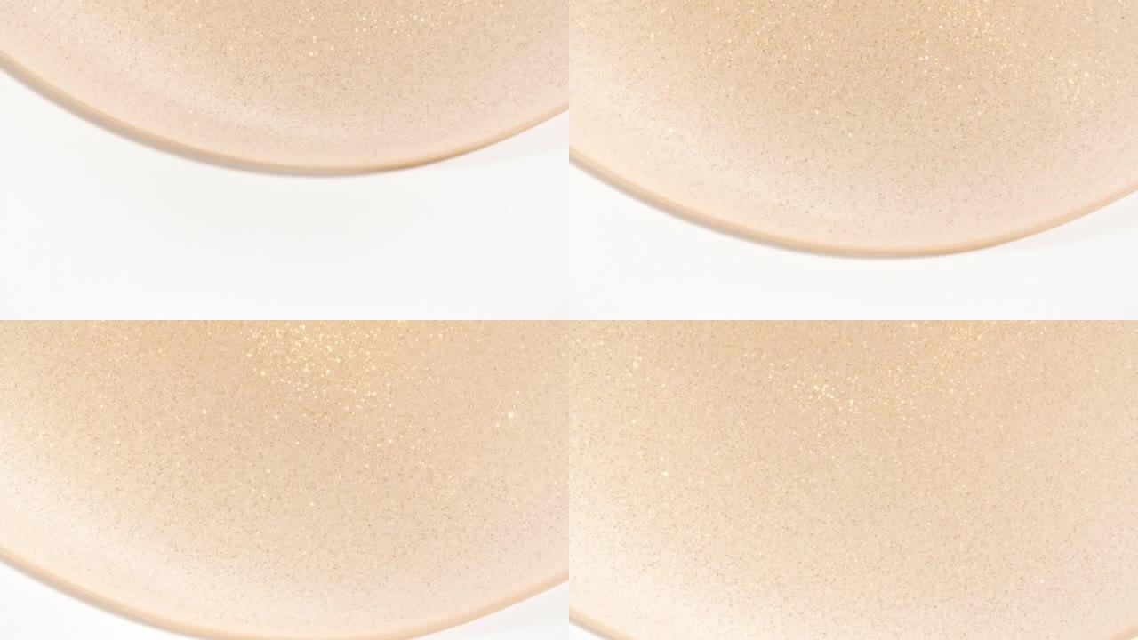 透明黄色化妆品液体凝胶的宏观拍摄，白色表面有气泡向下流动的乳霜。天然有机化妆品，医药。