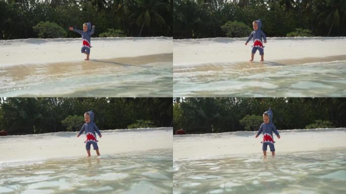 这孩子兴高采烈地沿着海岸奔跑，看着海浪洗脚。