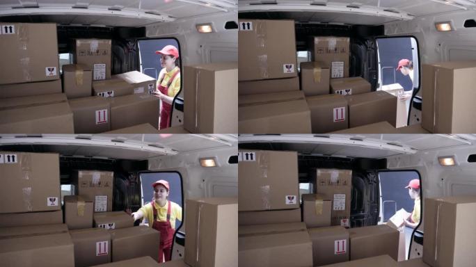 送货员从送货车上卸下包裹。