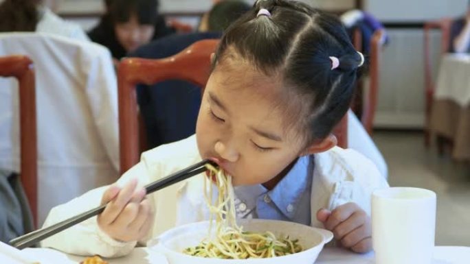 亚洲小女孩用筷子吃面