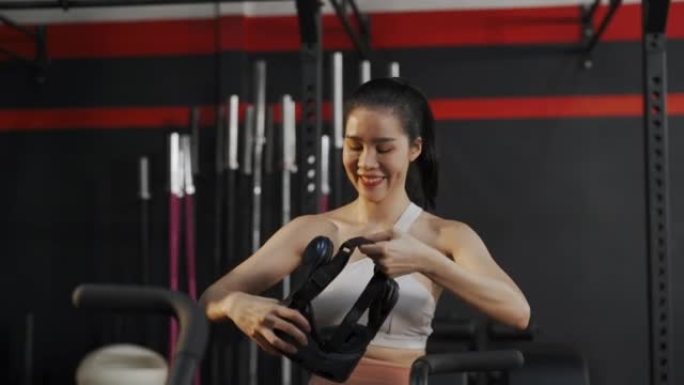 亚洲男女戴VR耳机骑自行车